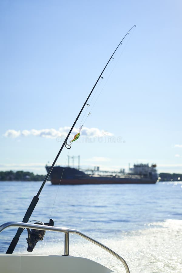 Filando con la pesca a traina sullo scafo del ` s della nave contro i precedenti fotografie stock libere da diritti Filando con la pesca a traina sullo scafo del ` s della nave contro i precedenti fotografie stock libere da diritti