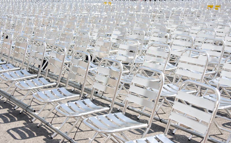Filas de los asientos vacíos de la silla del metal instalados para cierto evento o funcionamiento del negocio fotografía de archivo libre de regalías Filas de los asientos vacíos de la silla del metal instalados para cierto evento o funcionamiento del negocio fotografía de archivo libre de regalías