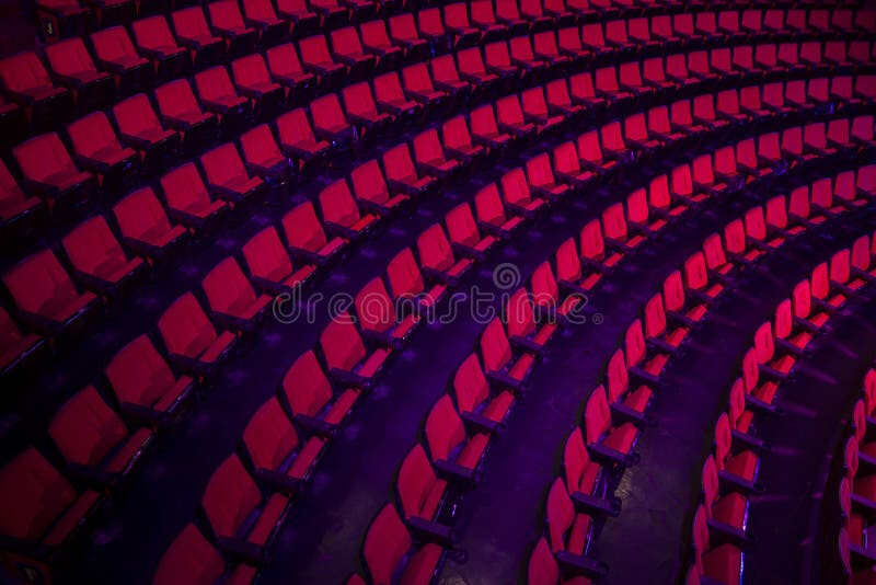 Filas de los asientos vacíos del teatro imagenes de archivo Filas de los asientos vacíos del teatro imagenes de archivo