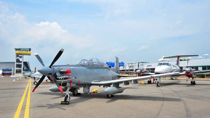 Filas del negocio y de aviones militares en la exhibición, incluyendo el rey Air 350ER de Beechcraft y el combatiente del Texan I imágenes de archivo libres de regalías Filas del negocio y de aviones militares en la exhibición, incluyendo el rey Air 350ER de Beechcraft y el combatiente del Texan I imágenes de archivo libres de regalías