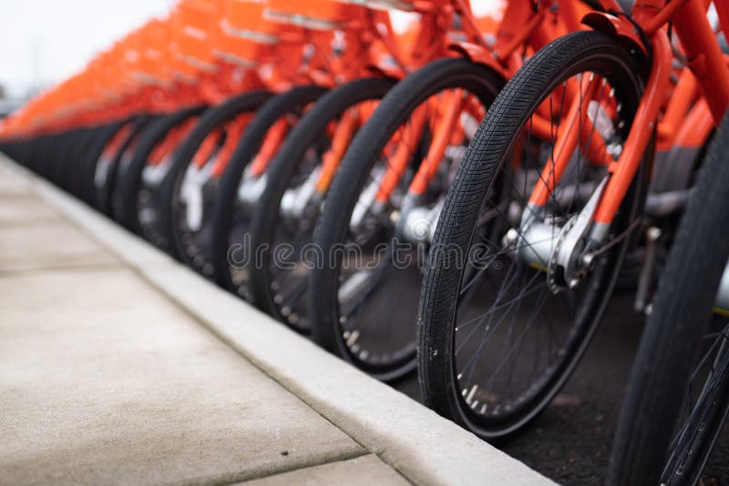 File delle bici arancio parcheggiate accanto a ogni altro