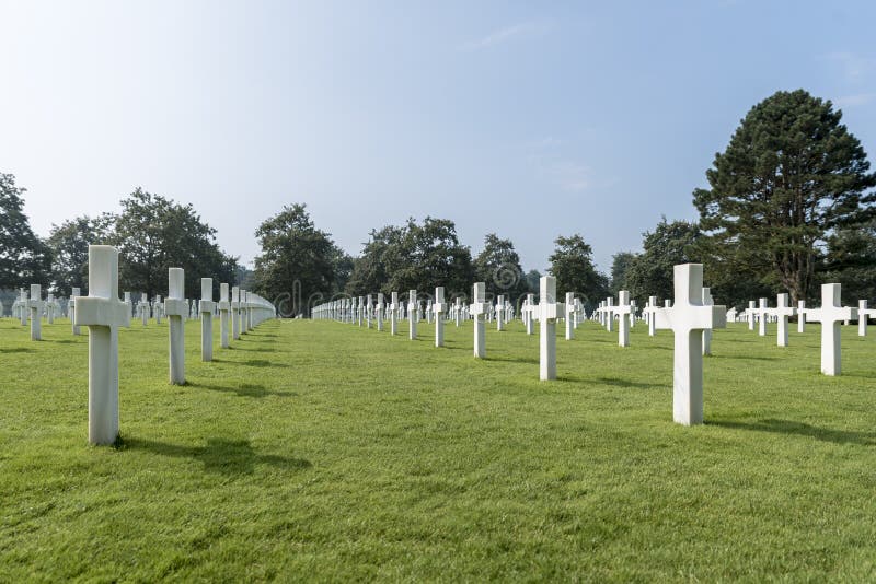 File delle tombe al cimitero americano, in Normandia, la Francia del Nord fotografia stock File delle tombe al cimitero americano, in Normandia, la Francia del Nord fotografia stock