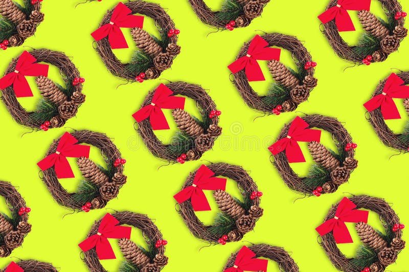 File diagonali delle corone di natale con il cono ed il ramoscello dell'albero di Natale e dei rami asciutti rossi dell'arco del fotografia stock libera da diritti File diagonali delle corone di natale con il cono ed il ramoscello dell'albero di Natale e dei rami asciutti rossi dell'arco del fotografia stock libera da diritti