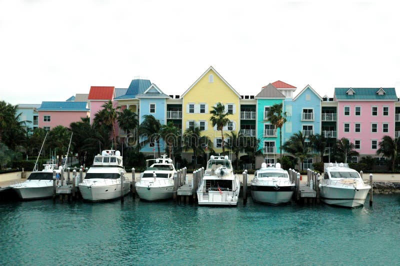 Fileira colorida das casas e dos barcos imagem de stock royalty free Fileira colorida das casas e dos barcos imagem de stock royalty free