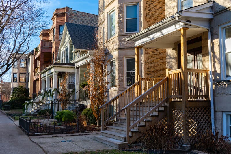 Fileira das casas com as escadas em Andersonville Chicago imagem de stock Fileira das casas com as escadas em Andersonville Chicago imagem de stock