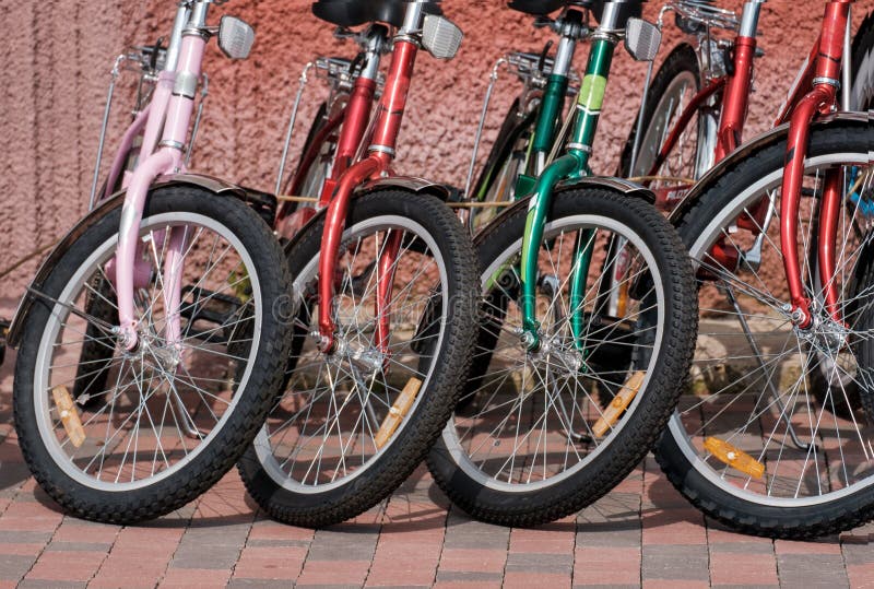 Fileira de bicicletas coloridas na rua foto de stock Fileira de bicicletas coloridas na rua foto de stock