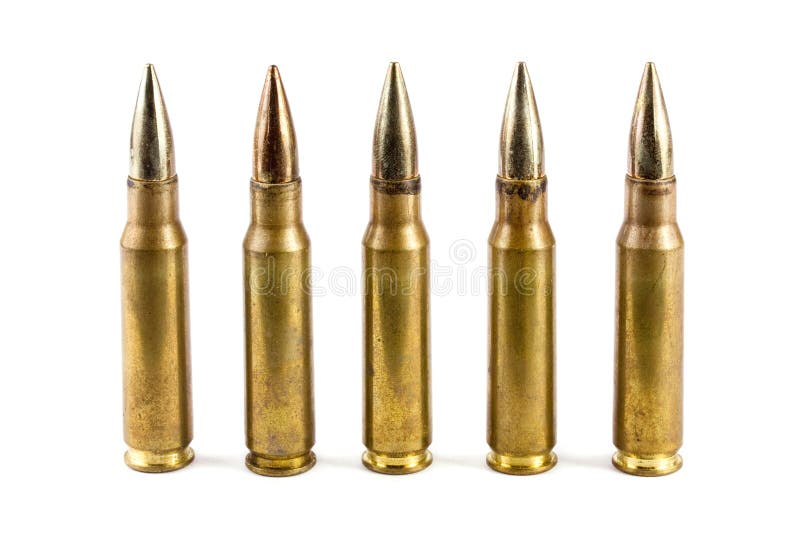 Fileira de cinco balas do rifle foto de stock Fileira de cinco balas do rifle foto de stock