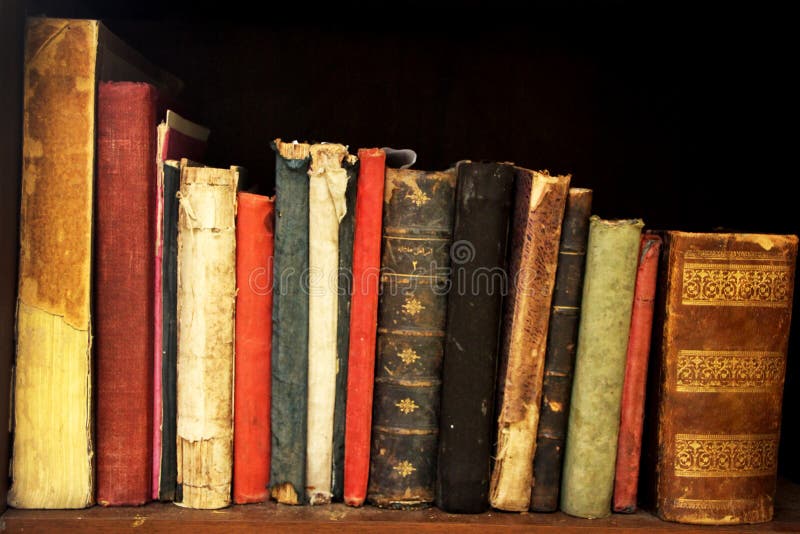 Linha de livros antigos fotografia de stock