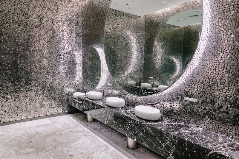 A fileira do branco moderno cerâmica com espelhos lava o toalete da bacia em público ou o restaurante ou o hotel ou o shopping
