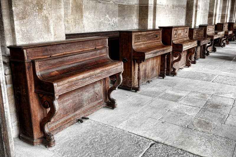 Fileira do piano ereto do vintage na escola de música velha foto de stock Fileira do piano ereto do vintage na escola de música velha foto de stock