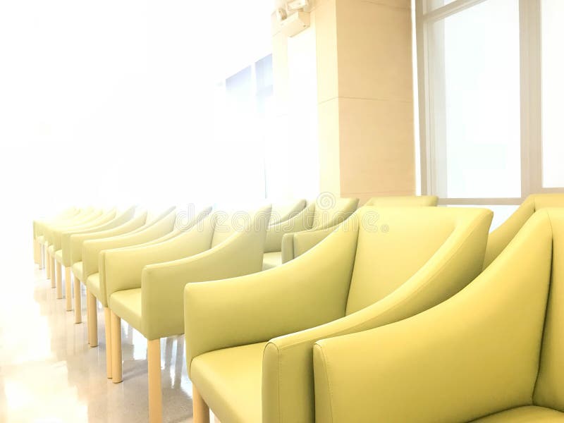 Fileira do sofá do verde do conforto na área de espera do corredor do hospital