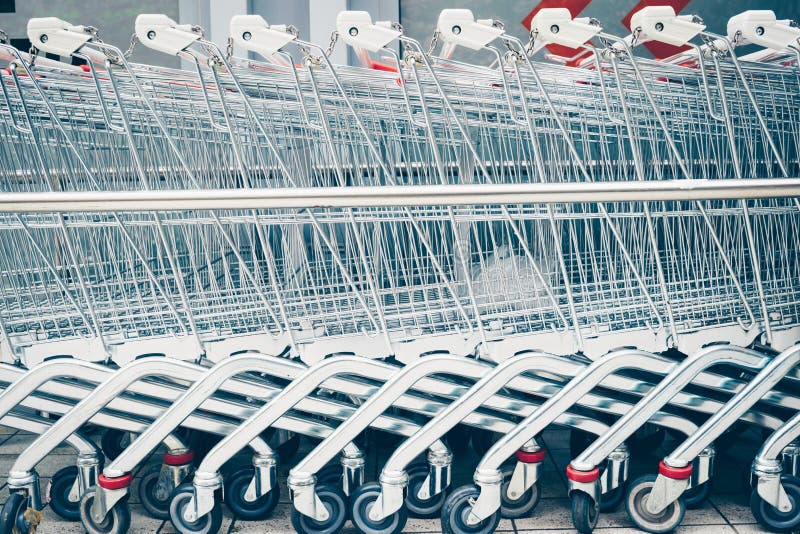 Fileira do supermercado Trolleys imagem de stock Fileira do supermercado Trolleys imagem de stock