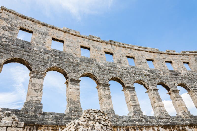 Fileiras das colunas do arco na arena dos Pula, monumento da arquitetura romana fotos de stock Fileiras das colunas do arco na arena dos Pula, monumento da arquitetura romana fotos de stock