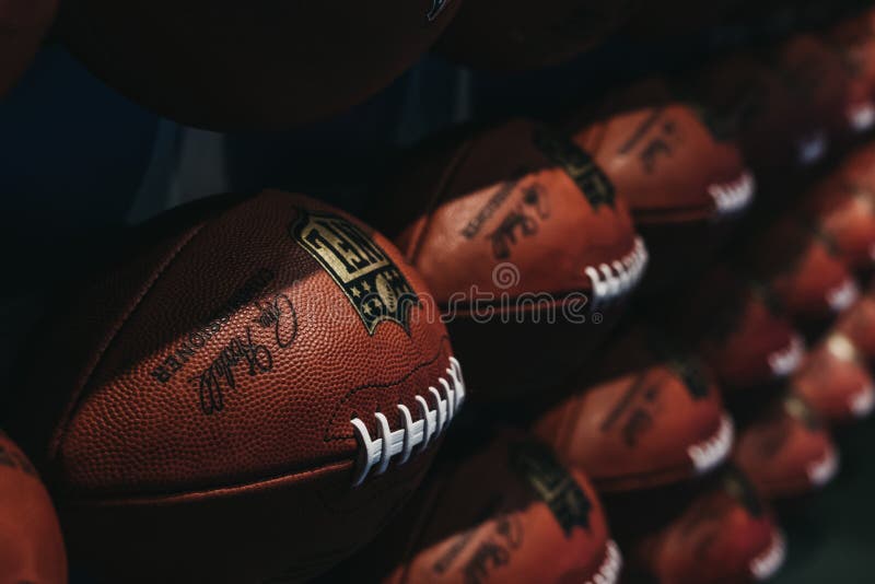 Fileiras De Bolas Do Futebol Americano Na Experiência No Times