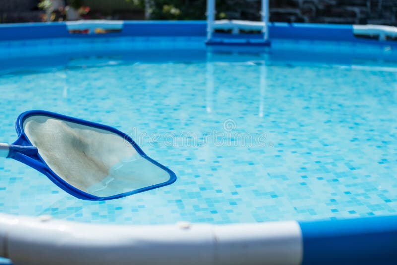 Filet à Feuilles Pour Nettoyer Les Feuilles D'une Piscine Sur Fond D'eau  Claire. Pool à Cadre Rond Et Réseau Image stock - Image du natation, bleu:  241181877