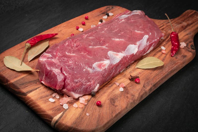 Filet de filet de filet de filet de filet d'agneau cru, de filet d'aloyau de mouton ou de filet d'mouton photo libre de droits