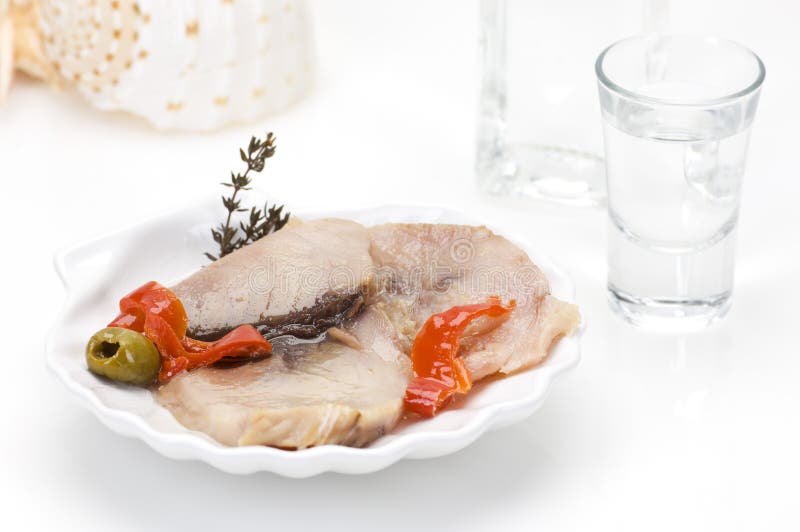 Filet de poissons et ouzo fumés photo libre de droits Filet de poissons et ouzo fumés photo libre de droits