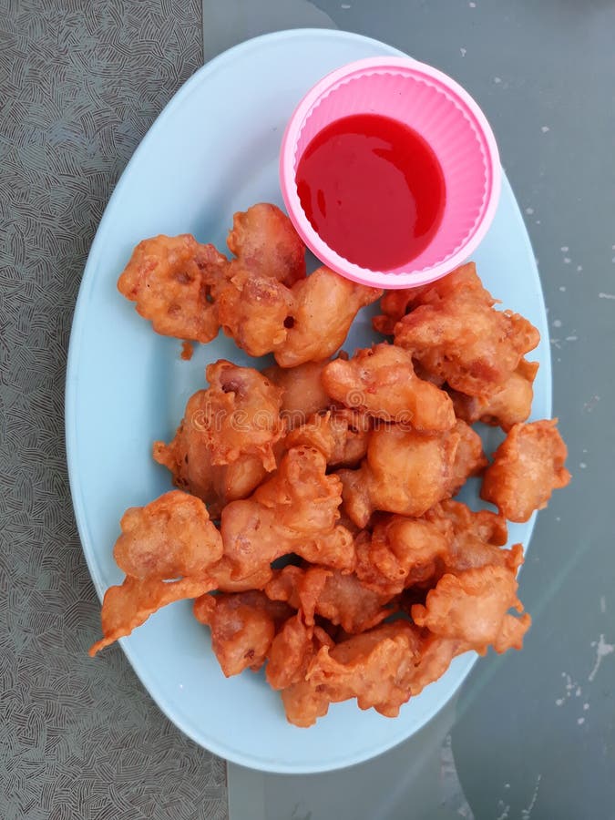Filet de poulet frit, frit avec de la sauce chili dans les plats thaïlandais photo stock