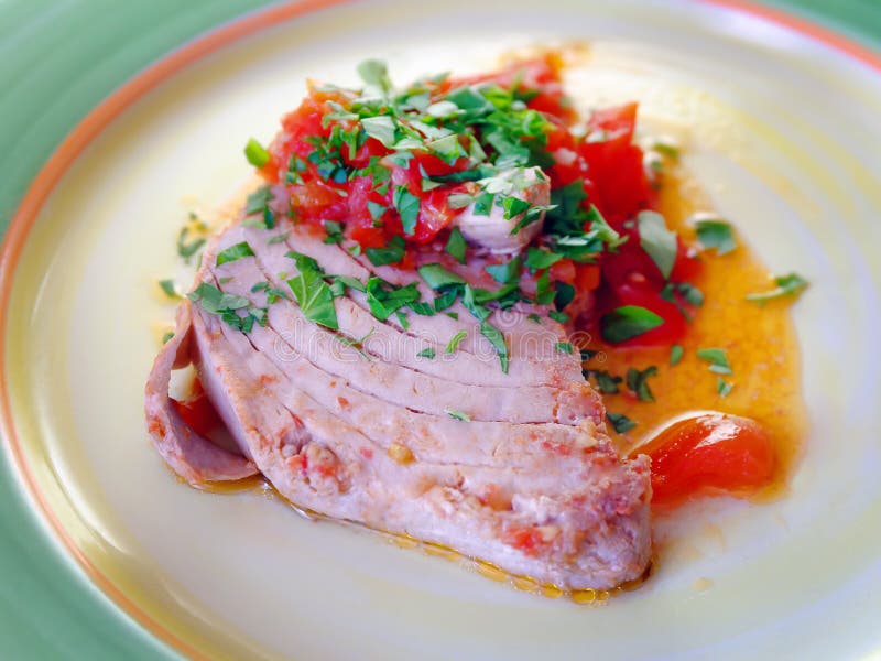 Filet de thon avec la tomate, gourmet photos stock Filet de thon avec la tomate, gourmet photos stock