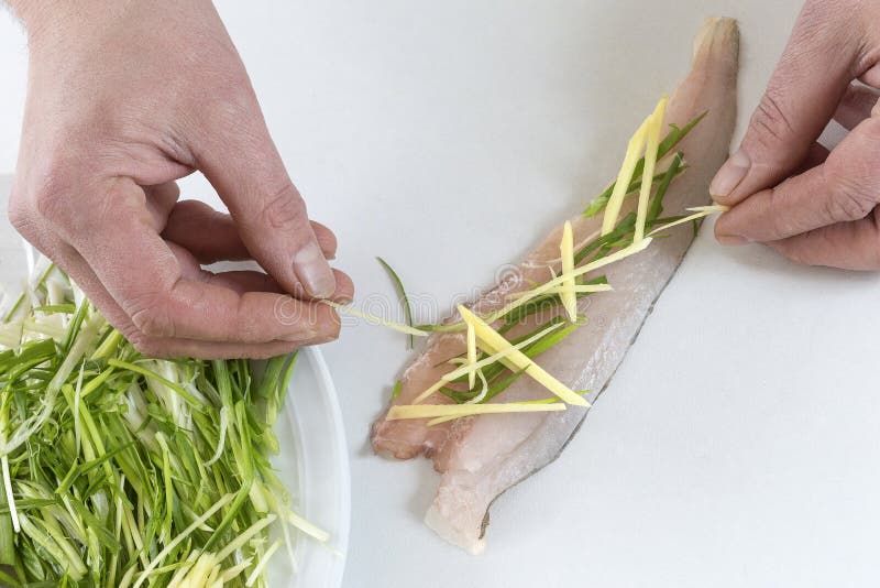 Filet délicieux de merlan prepareed avec les cives et le gingembre images libres de droits