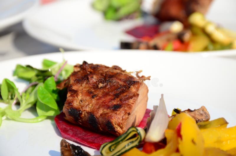 Filet rôti de porc avec des légumes d'un plat photos stock Filet rôti de porc avec des légumes d'un plat photos stock