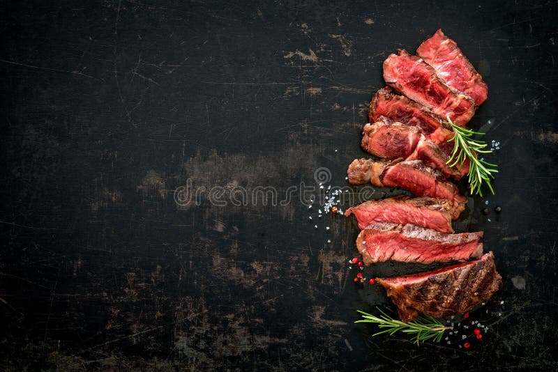 Filete asado a la parrilla hecho cortado del ribeye de la carne de vaca foto de archivo libre de regalías
