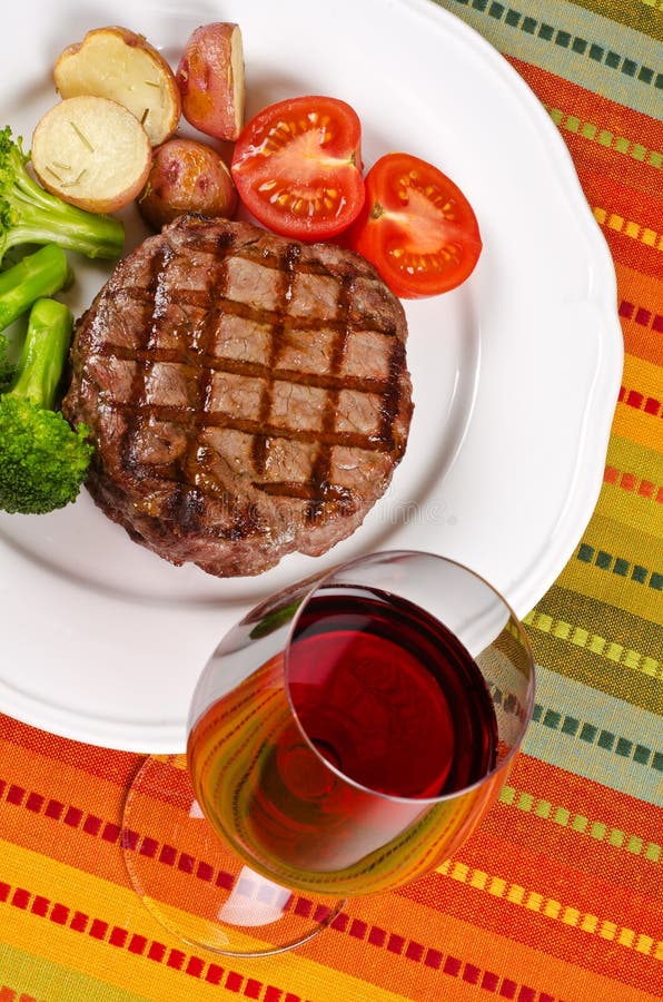 Filete de carne de vaca asado a la parilla y un vidrio del vino rojo #1 imagenes de archivo Filete de carne de vaca asado a la parilla y un vidrio del vino rojo #1 imagenes de archivo