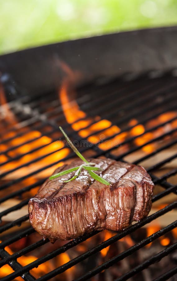 Filete de carne de vaca en parrilla foto de archivo Filete de carne de vaca en parrilla foto de archivo
