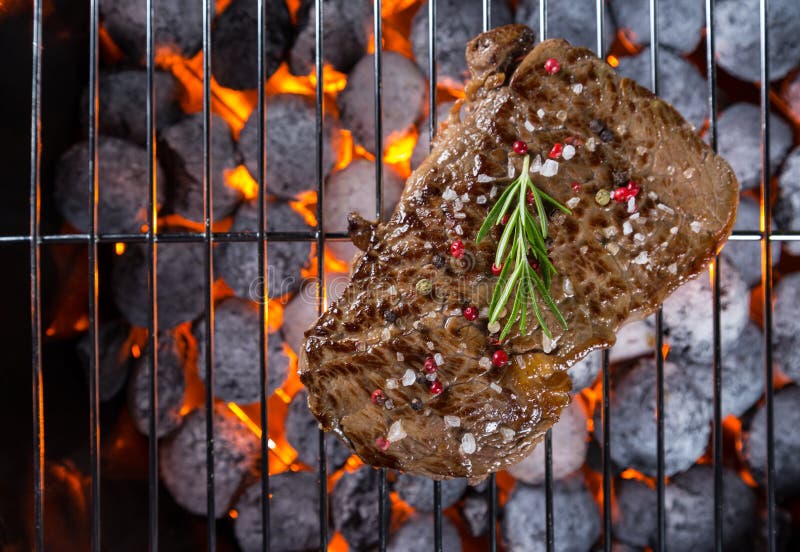 Filete de carne de vaca en parrilla fotografía de archivo Filete de carne de vaca en parrilla fotografía de archivo