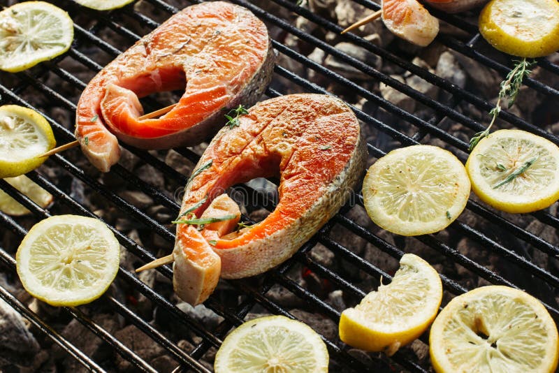Filete de color salmón asado a la parrilla en flamear Vista lateral imagen de archivo libre de regalías Filete de color salmón asado a la parrilla en flamear Vista lateral imagen de archivo libre de regalías
