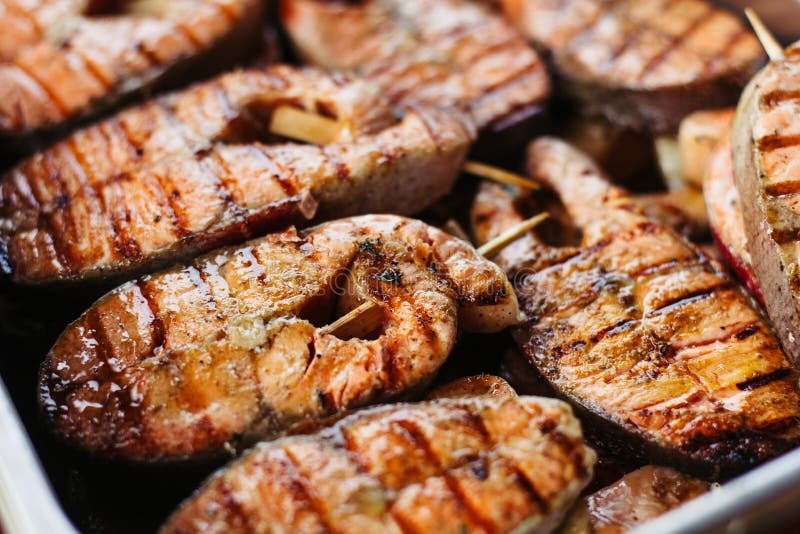 Filete de color salmón asado a la parrilla en flamear Vista lateral Primer imagenes de archivo Filete de color salmón asado a la parrilla en flamear Vista lateral Primer imagenes de archivo