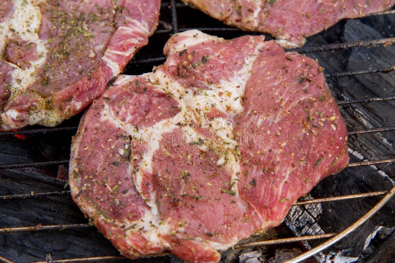 Filete de la tirada que es asado a la parrilla, fotografía de archivo libre de regalías Filete de la tirada que es asado a la parrilla, fotografía de archivo libre de regalías