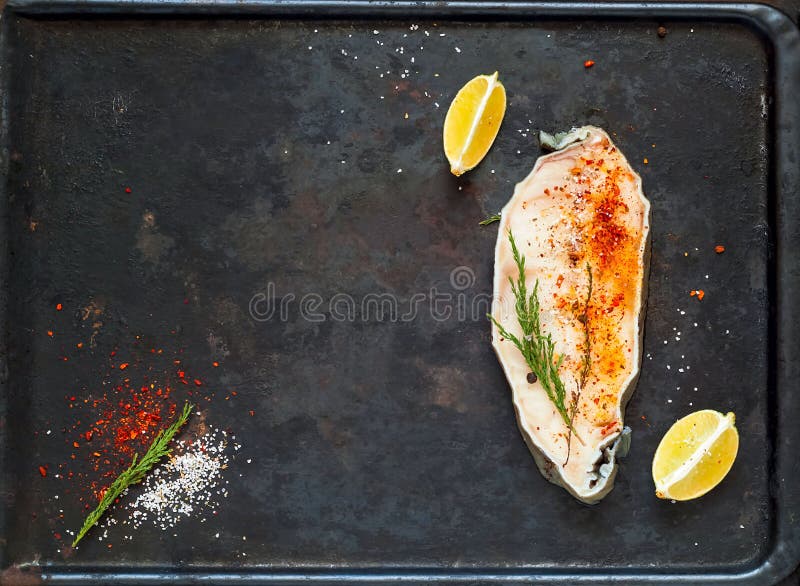 Filete de pescados crudo fresco con el limón y las especias para cocinar sano en el fondo de metales oxidados viejos Endecha plan fotos de archivo Filete de pescados crudo fresco con el limón y las especias para cocinar sano en el fondo de metales oxidados viejos Endecha plan fotos de archivo