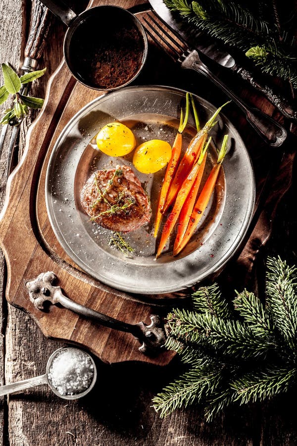 Filete de prendedero del verraco servido con las verduras en la bandeja imagen de archivo Filete de prendedero del verraco servido con las verduras en la bandeja imagen de archivo