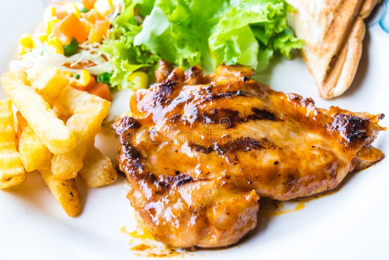 Filete del pollo con los vehículos foto de archivo Filete del pollo con los vehículos foto de archivo