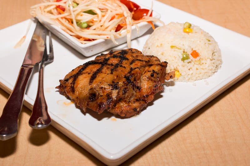 Filete del pollo y ensalada de la papaya imágenes de archivo libres de regalías Filete del pollo y ensalada de la papaya imágenes de archivo libres de regalías