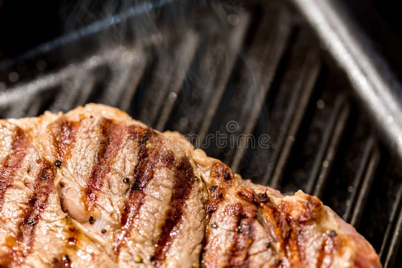 Filete frito stiped jugoso del costilla-ojo del primer Carne asada a la parrilla sabrosa deliciosa que fríe en la cacerola del ar foto de archivo Filete frito stiped jugoso del costilla-ojo del primer Carne asada a la parrilla sabrosa deliciosa que fríe en la cacerola del ar foto de archivo