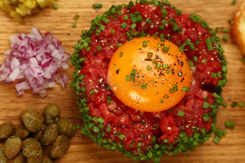 Filete tartare de la carne cruda con cierre de la yema de huevo para arriba fotos de archivo