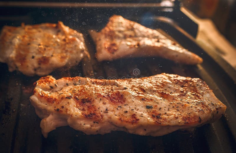 Filetes De Carne De Pollo O De Turquía Asados Con Especias En Plancha De Asador  Eléctrico Imagen de archivo - Imagen de pimienta, poultry: 161666533