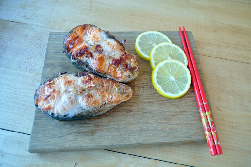 Filetes de pescados rojos con el limón y la salsa fotos de archivo Filetes de pescados rojos con el limón y la salsa fotos de archivo