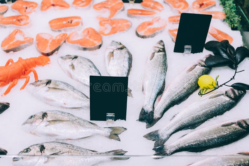 La merluza congelada en el frigorífico de un supermercado Español  Fotografía de stock - Alamy