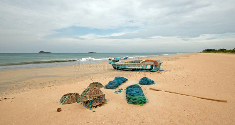 Filets, pièges, paniers, et cordes à côté de bateau de pêche sur la plage de Nilaveli dans Trincomalee Sri Lanka photographie stock Filets, pièges, paniers, et cordes à côté de bateau de pêche sur la plage de Nilaveli dans Trincomalee Sri Lanka photographie stock