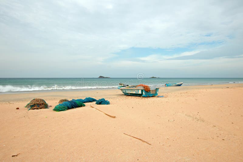 Filets, pièges, paniers, et cordes à côté de bateau de pêche sur la plage de Nilaveli dans Trincomalee Sri Lanka photographie stock libre de droits Filets, pièges, paniers, et cordes à côté de bateau de pêche sur la plage de Nilaveli dans Trincomalee Sri Lanka photographie stock libre de droits