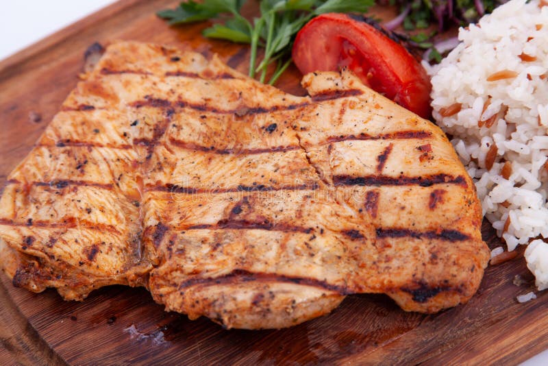 Filetti di pollo grigliati, bistecche a bordo di legno Chiudi fotografie stock libere da diritti Filetti di pollo grigliati, bistecche a bordo di legno Chiudi fotografie stock libere da diritti