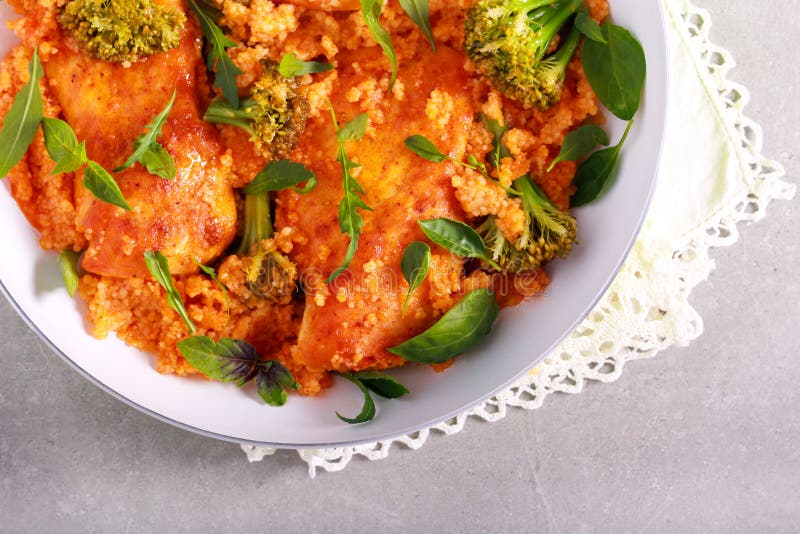 Filetto di pollo con cuscus e broccoli immagini stock Filetto di pollo con cuscus e broccoli immagini stock