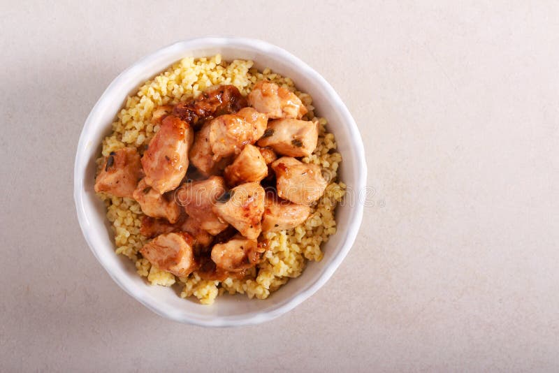Filetto di pollo con sugo per bulgur immagine stock Filetto di pollo con sugo per bulgur immagine stock