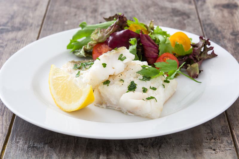 Filetto Ed Insalata Di Merluzzo Fritti Immagine Stock ...