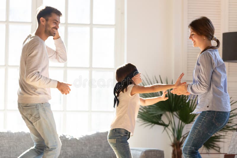 Pais De Travamento Da Menina De Olhos Vendados Que Jogam O Jogo Do  Esconde-esconde Foto de Stock - Imagem de amor, movimento: 143988726