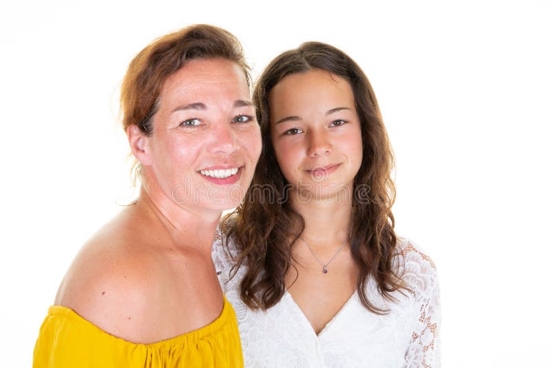 Filha e mãe se abraçando em fundo branco imagem de stock Filha e mãe se abraçando em fundo branco imagem de stock