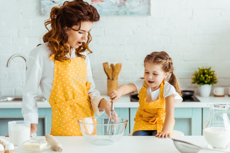 Mãe e filho na cozinha foto de stock. Imagem de vegetariano - 65173156